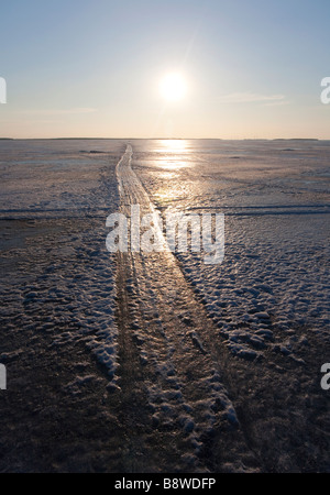 Gefrorene Motorschlitten Spur auf dem Meereis, Finnland Stockfoto