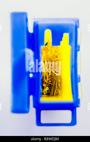 Nahaufnahme des offenen Kleie Box zeigt verwendet Akupunkturnadeln Stockfoto