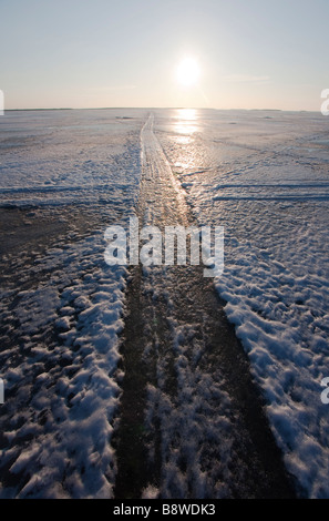 Gefrorene Motorschlitten Spur auf dem Meereis, Finnland Stockfoto