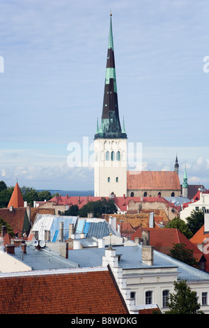 Tallinn, Estland, Europa. St. Olaf Kirche über den Dächern der Altstadt steigende, Sonnenuntergang Stockfoto