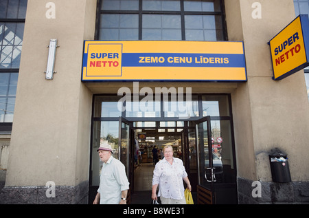 Riga Lettland Europa, ältere Paare außerhalb des Supernetto Supermarkt in Central Market entfernt Stockfoto