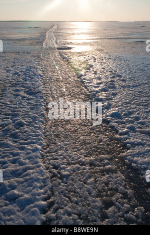 Gefrorene Motorschlitten Spur auf dem Meereis, Finnland Stockfoto