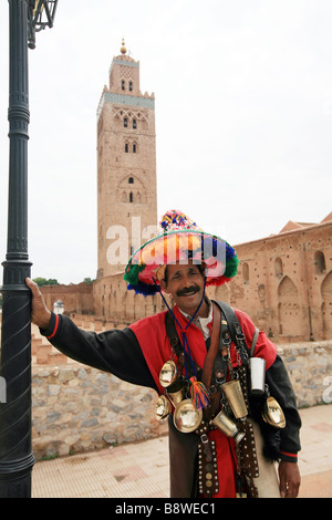 Traditionelle Berber Waterseller außerhalb der Koutoubia-Moschee, die größte Moschee in Marrakesch, Marokko. Stockfoto