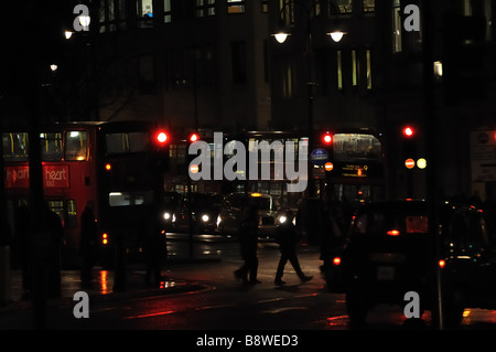 Nachtverkehr Zeit & Fußgänger in London, England Stockfoto