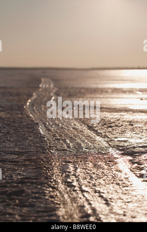 Gefrorene Motorschlitten Spur auf dem Meereis, Finnland Stockfoto