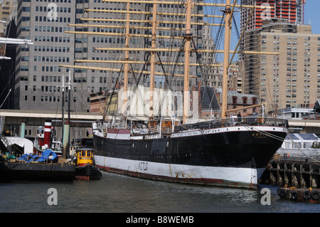 Historische Schiffe in der South Street Seaport, New York City. Peking war ein Frachtschiff, W.O. Decker, ein Schlepper aus dem Jahr 1930. Stockfoto