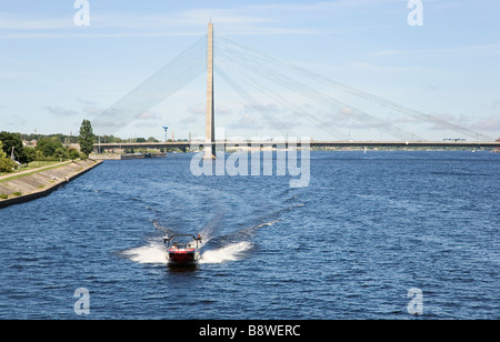 Riga, Lettland, Europa.  Speed-Boot auf dem Fluss Daugava. Vansu Brücke im Hintergrund Stockfoto