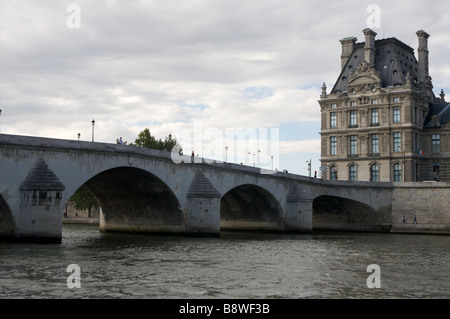 Blick über den Fluss Seine in Richtung Louvre und Pont Royal Brücke Paris Frankreich Freitag, 20. Juli 2007 Stockfoto