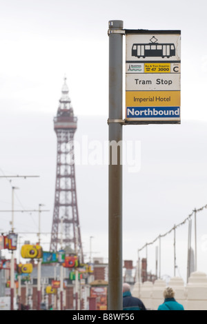 Blackpool Straßenbahn Stoppschild an der North Promenade, mit Blackpool Tower im Hintergrund Stockfoto