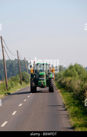 Traktor auf Norfolk Küstenstraße Stockfoto