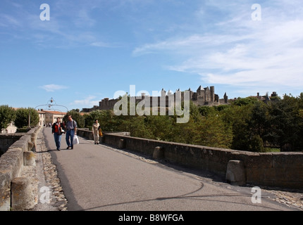 Der Pont Vieux. Die alte Brücke über den Fluss Aude, Carcassonne, Languedoc, Frankreich Stockfoto