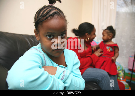 5 Jahre altes Mädchen eifersüchtig auf ihre jüngere Schwester Stockfoto
