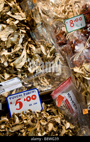 Getrocknete Pilze zum Verkauf in der Mercato Centrale (Central Market)-Florenz, Italien. Stockfoto