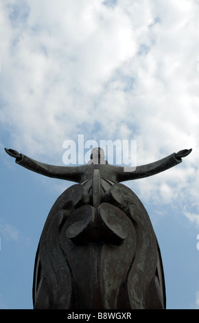 Steinstatue von St. Brendan dem Navigator in Bantry Town, County Cork, Irland vom Bildhauer Imogen Stuart Stockfoto