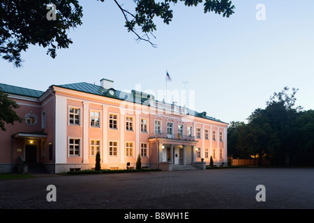 Tallinn, Estland, Europa. Präsidentenpalast in Kadriorg Park beleuchtet dawn Stockfoto