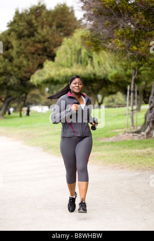 Plus Größe Modell macht Geschwindigkeit/Wandern / Joggen mit Hanteln Stockfoto