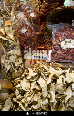 Getrocknete Pilze zum Verkauf in der Mercato Centrale (Central Market)-Florenz, Italien. Stockfoto