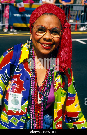 1, 1, Hispanic Frau, Hispanic, Frau, erwachsene Frau, Augenkontakt, Vorderansicht, Porträt, Lächeln, Cinco de Mayo Festival, San Francisco, Kalifornien Stockfoto