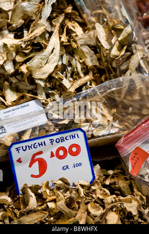 Getrocknete Pilze zum Verkauf in der Mercato Centrale (Central Market)-Florenz, Italien. Stockfoto