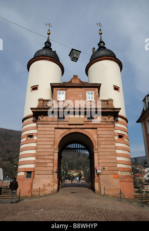 Das Tor der alten Brücke in Heidelberg, Deutschland Stockfoto