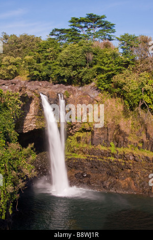 Regenbogen fällt auf Wailuku River - Hilo, Big Island, Hawaii, USA. Stockfoto