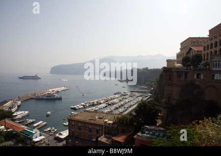 Einen erhöhten Blick auf den Hafen Hafen und der Hafen von Sorrento an der Amalfi-Küste an der italienischen Riviera in Italien Stockfoto