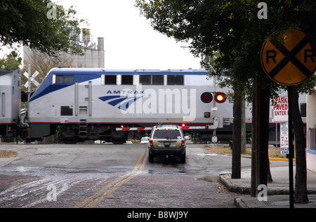 Auto am Bahnübergang für Amtrak Zug nach Ybor City Tampa Florida USA überqueren warten Stockfoto