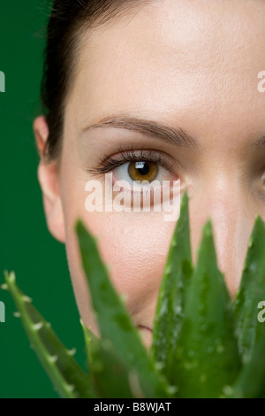 Frau und Aloe Pflanze hautnah Stockfoto