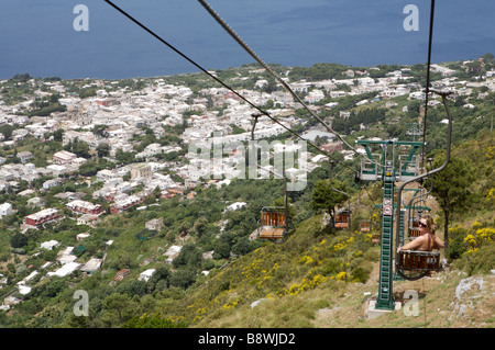 Der Blick von der Seilbahn entfernt als es senkt sich auf Ana Capri auf der Insel Capri von der Küste von Italien Stockfoto