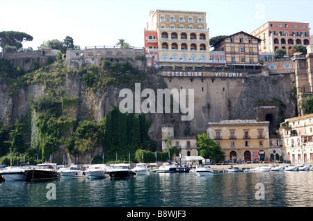 Die Rückseite des exklusiven Hotels Excelsior Vittoria in Sorrent Italien mit den Booten im unteren Hafen Stockfoto