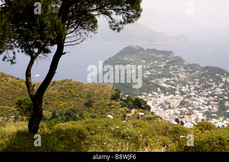 Die Aussicht von der Aussichtsplattform auf der Stadt von Anacapri auf der Insel Capri als die Seilbahn steigt Stockfoto