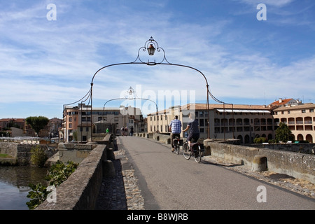 Der Pont Vieux. Die alte Brücke über den Fluss Aude, Carcassonne, Languedoc, Frankreich Stockfoto