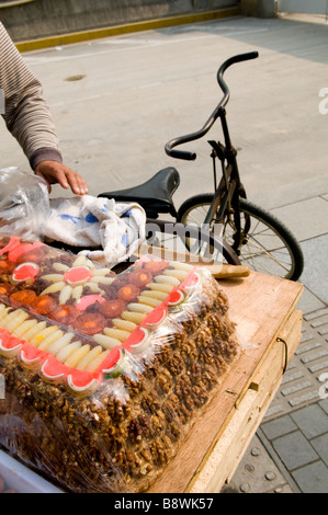 Süße und schöne traditionelle Xinjiang Süßigkeiten zum Verkauf auf den Straßen von Shanghai, China. Stockfoto