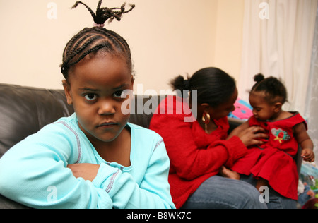 Ältestes Kind fühlen ausgelassen auf sofa Stockfoto