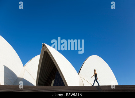 Eine Frau geht die Schritte des Sydney Opera House.   Sydney, New South Wales, Australien. Stockfoto