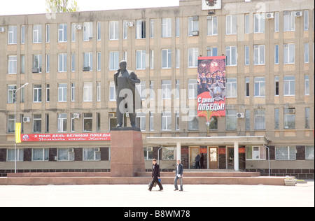 Szene aus dem Platz im Südwesten Russlands Georgijewsk mit Lenin-Statue, wie in den meisten russischen Städten üblich ist Stockfoto