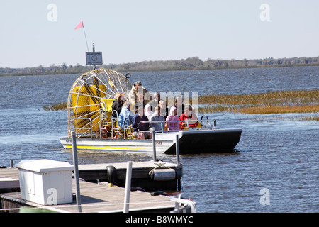 Touristen, die Rückkehr von Swamp Buggy-Fahrt auf Fanboat, Cypress Lake, Florida, USA Stockfoto