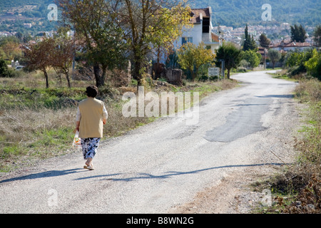 einsamer Türkin entlang einer Straße in Hisarönü in der Türkei Stockfoto