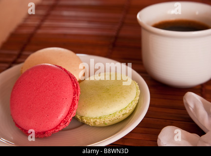 Makronen in einer Platte Stockfoto