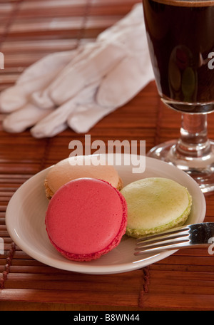 Makronen in einer Platte Stockfoto