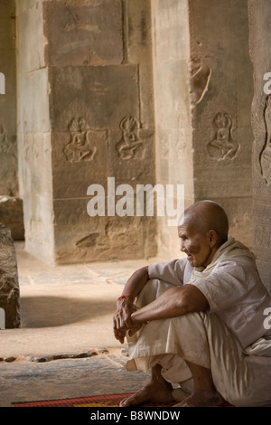 Buddhistische Nonne sitzt in Angkor Wat Stockfoto