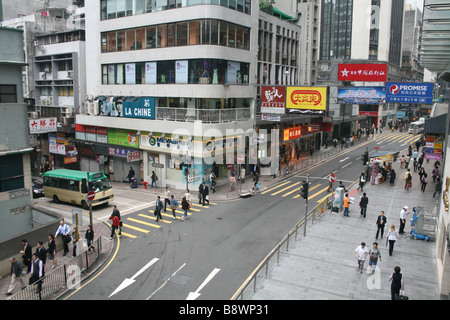 Erhöhten Blick auf die Kreuzung auf Queens Road Central in Hongkong April 2008 Stockfoto