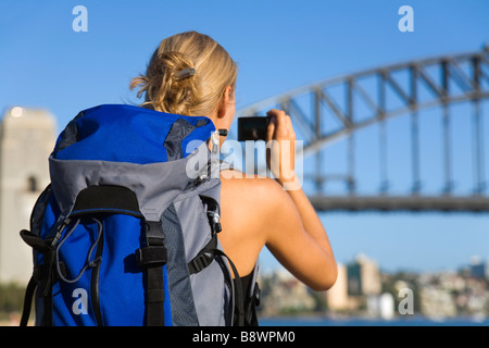 Eine Backpacker fotografiert die Sydney Harbour Bridge.  Sydney, New South Wales, Australien. Stockfoto