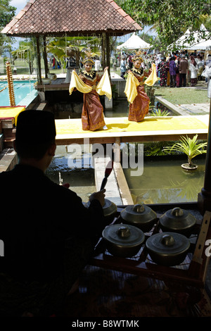 Traditionellen Gamelan-Tanz aufgeführt im Aryani Resort in Terengganu, Malaysia. Stockfoto