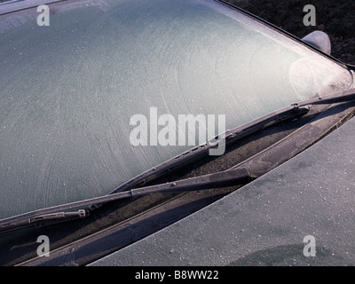 Eis auf der Windschutzscheibe eines Autos im winter Stockfoto