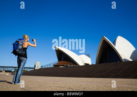Eine Backpacker fotografiert das Sydney Opera House.  Sydney, New South Wales, Australien Stockfoto