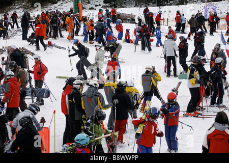 Massive Anwesenheit der Skifahrer zum Skigebiet La Molina in La Cerdnaya. Catalunya, Katalonien, Spanien. Stockfoto