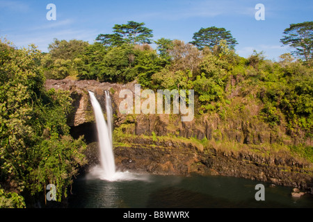 Regenbogen fällt auf Wailuku River - Hilo, Big Island, Hawaii, USA. Stockfoto