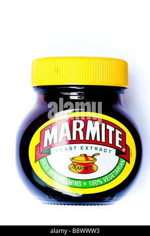 Ein Glas mit Marmite Hefe Extrakt auf weißem Grund; Marmite ist ein ikonische britische Lebensmittel geliebt und verhasst in gleichem Maße Stockfoto