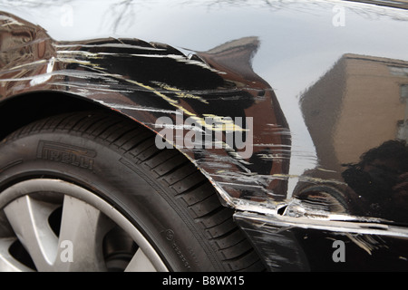 Nahaufnahme des beschädigten Autos nach Unfall Stockfoto